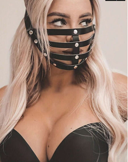 Máscara de media cara con estilo punk