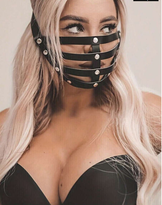 Máscara de media cara con estilo punk